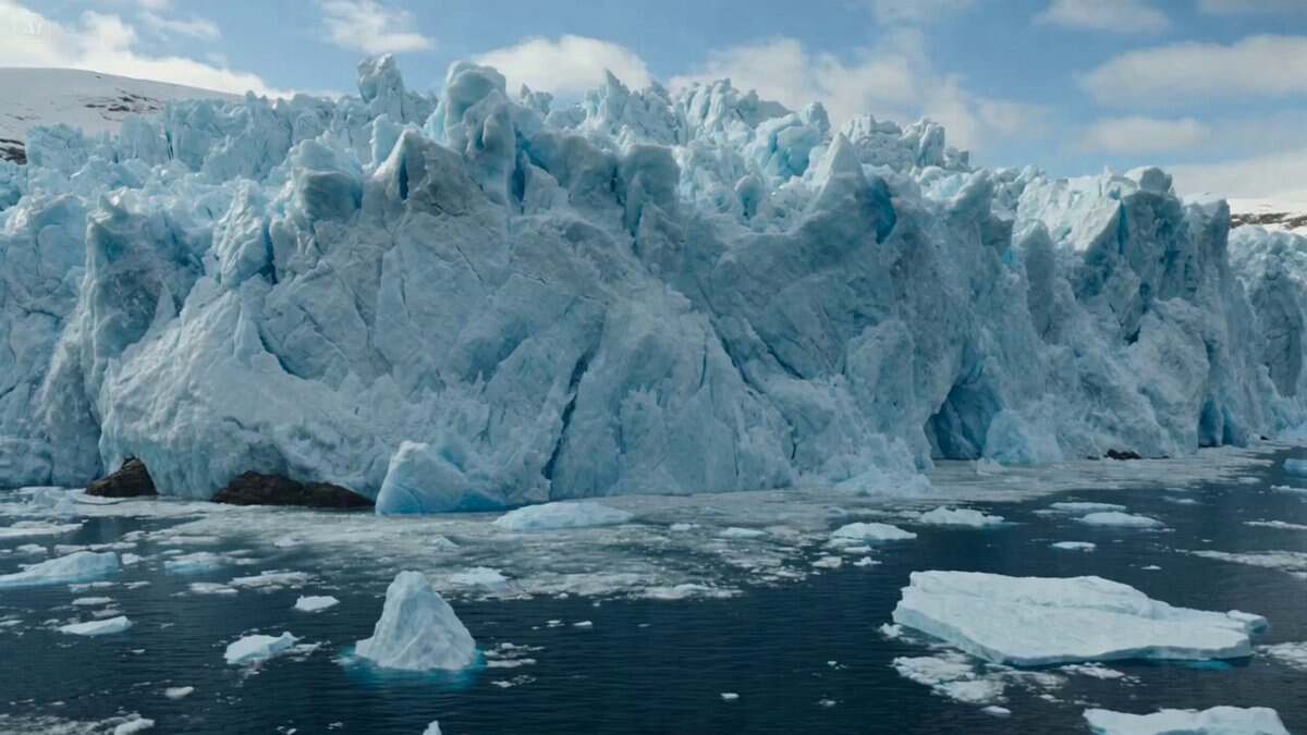 Prompt tạo video thảm họa thiên nhiên sụp đổ băng cực đại