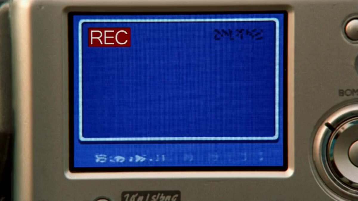 Tiệc Hồ Bơi Y2K Với Hiệu Ứng Máy Quay MiniDV Hoài Cổ